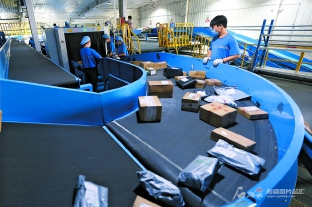 推進(jìn)全區(qū)日用品貿(mào)易高質(zhì)量發(fā)展，扎實落實“六穩(wěn)”“六保”任務(wù)